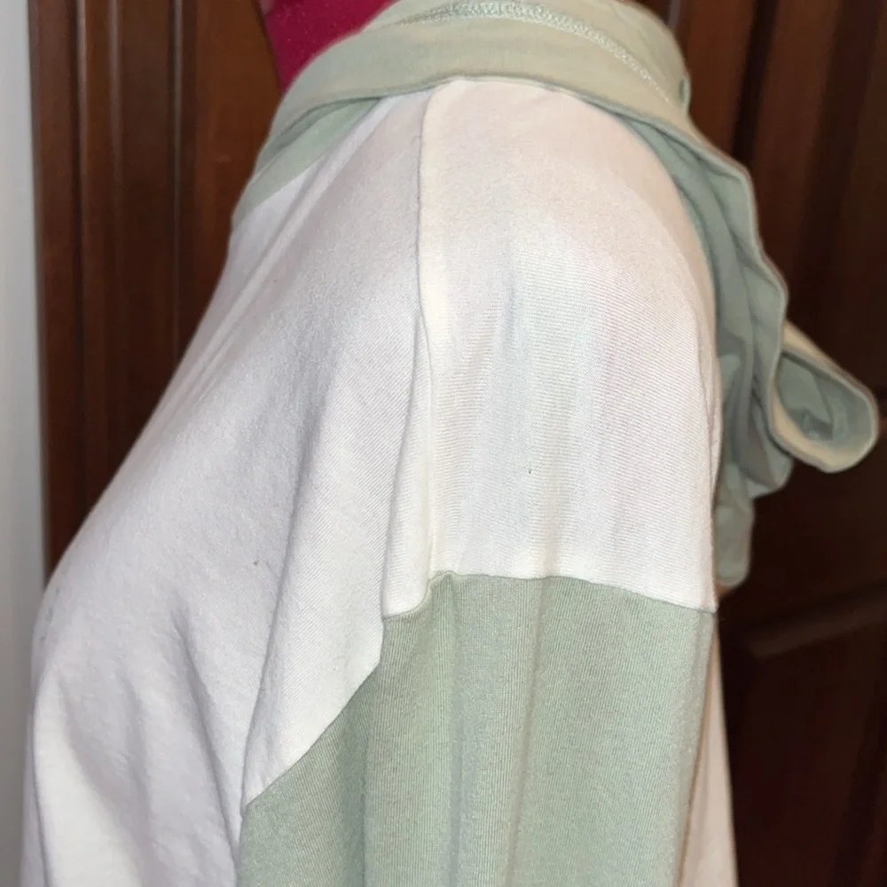 Hollister  Cropped Hoodie  color block Sage/ Cream  NWOT  Pull over  CUTE Size S